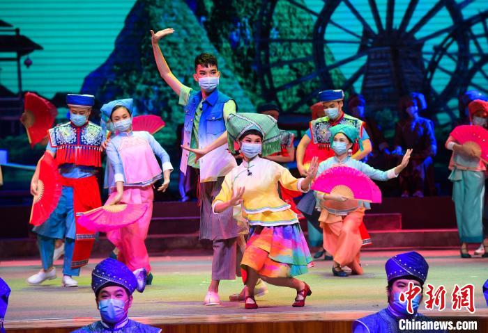 图为3月21日,广西演职人员佩戴口罩,复排彩调剧《新刘三姐》。 粟俊 摄 图为3月21日,广西演职人员佩戴口罩,复排彩调剧《新刘三姐》。 粟俊 摄