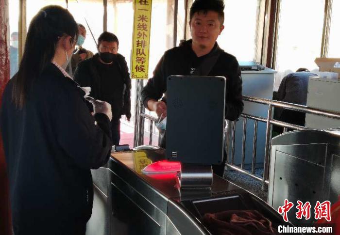 图为游客进景区前测量体温。甘肃嘉峪关市文旅局供图 图为游客进景区前测量体温。甘肃嘉峪关市文旅局供图