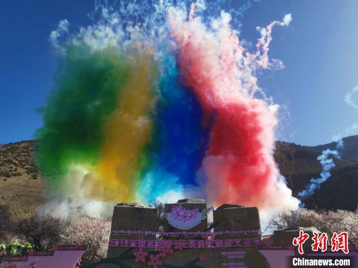 图为林芝桃花节开幕场景,2019年3月29日,林芝第十七届桃花旅游文化节在巴宜区开幕(资料图)。 张伟 摄 图为林芝桃花节开幕场景,2019年3月29日,林芝第十七届桃花旅游文化节在巴宜区开幕(资料图)。 张伟 摄