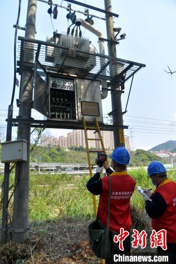图为国网连江供电公司工作人员对球场涉及的电力线路开展电阻测试和避雷装置检查等工作,保障台商台企雨季可靠供电。 记者 张斌 摄 图为国网连江供电公司工作人员对球场涉及的电力线路开展电阻测试和避雷装置检查等工作,保障台商台企雨季可靠供电。 记者 张斌 摄