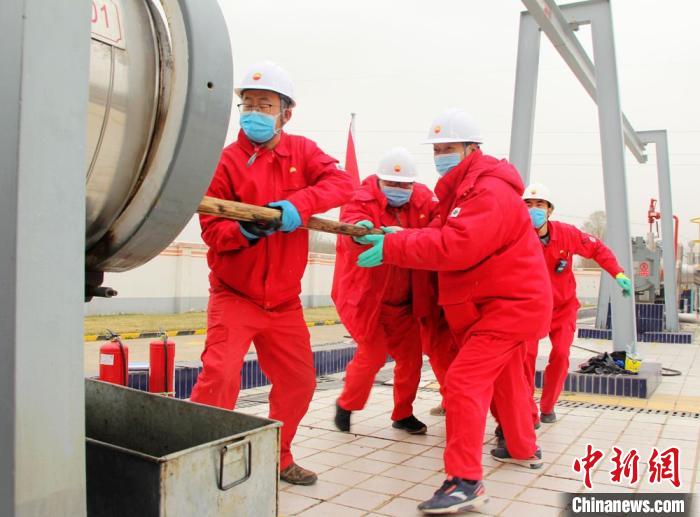 图为基层输油站员工将清管器装至管道发球筒,发送至下游输油站。 石建强 摄 图为基层输油站员工将清管器装至管道发球筒,发送至下游输油站。 石建强 摄
