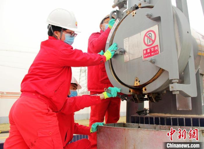 图为基层输油站员工对管道收发球装置进行维护保养。 石建强 摄 图为基层输油站员工对管道收发球装置进行维护保养。 石建强 摄