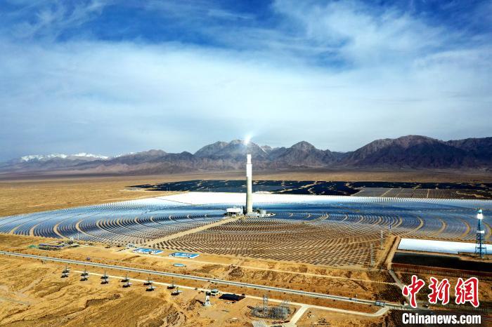 图为航拍青海中控德令哈50MW光热电站。 赵凛松 摄 图为航拍青海中控德令哈50MW光热电站。 赵凛松 摄